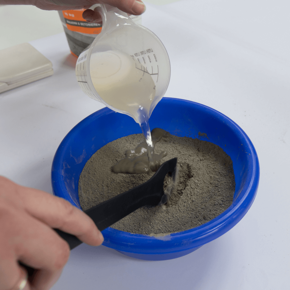 Accessories aus Beton! Schritt 2, Die angepasste Menge Wasser dazugeben und sofort kräftig verrühren, damit keine Klumpen entstehen.