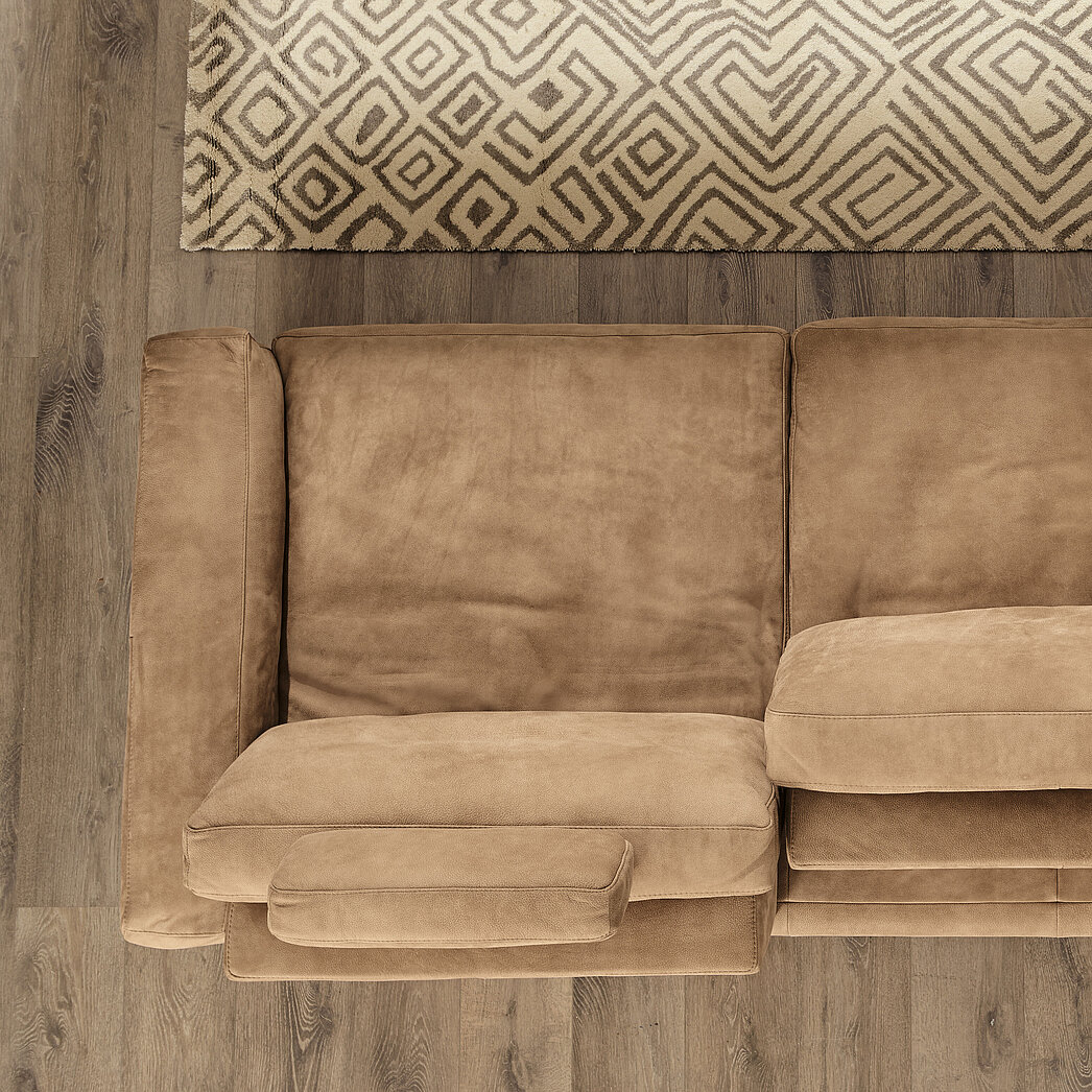 Sofa MR 6040 | Musterring Sofa 2,5-sitzig mit Sitztiefenverstellung (JE), ca. B 220, H 85, T 113, ST 55/70 cm, Kopfstütze (9F), ca. B 52, H 22, T 11 cm
in Echtleder Buffalo (Auslauf 30.06.2018), Fb. 35 beige-braun, Fußform A, Scheibenfuß Edelstahloptik gebürstet