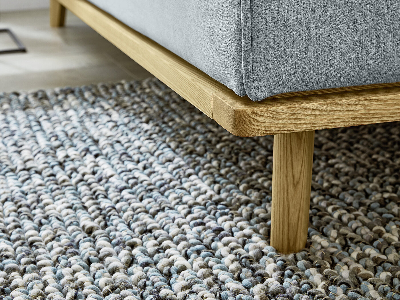 Holzrahmen und Holzfüße eichefarbig