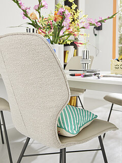 Esszimmer Nevio: Stuhl (V 1442) ohne Armlehnen, Außen: Stoff Alpine Natural 01 (Gr. A, 96 % Polyester, 4 % Polyacryl), Innen: Leder Tendens Latte LD 2331 (Gr. 1), Vierfußgestell Metall, pulverbeschichtet anthrazit (BP 100), ca. B 49, H 95, SH 48, T 63, ST 42 cm