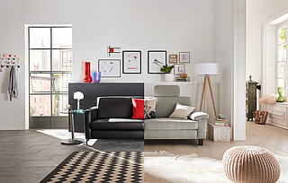 Sofa N90, Seitenteil SA, ca. B 204 cm, Sofa N90, Seitenteil SE ca. B 220 cm
H 82, SH 44, T 91 cm
in Echtleder Z 73/99 schwarz (LK 50), Fuß FC3, H 12 cm,  Stoff R 66/49 stone (SK 10), Fuß F50, Fb. wenge, H 12 cm

