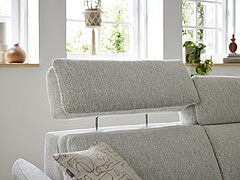 Detail Kopflehne Ecksofa (Vorschlag 1A), mit Kopfpolsterverstellung, Stoff (PG 20, z.B. Loft natur, 100 % Polyester). Zubehör: motorische Kopfpolsterverstellung (KVMo)