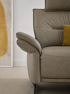 Detailbild der Armlehne des Ecksofas MR 310 in Leder Fb. beige von Musterring