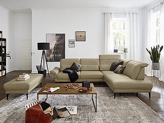 Sofa MR 1350: Eckgruppe, inkl. Kopfpolsterverstellung, bestehend aus: Anreihsofa, 3-sitzig, Armlehne links (3LKV), Spitzecke groß (SEGKV), Anreihsofa 1,5-sitzig fester Hocker rechts (1,5KVAhoR), 3 x Nierenkissen ca. 70 x 25 cm, Schenkelmaß ca. 297 x 229, H 88 – 109, SH 44, ST 51-66 cm,  Hocker (XXL Ho)	ca. B 132, H 44, T 68 cm, Leder Vivre, Fb. desert (PG 120), Kappnaht Ton in Ton,  Metallfuß Aluminium schwarz