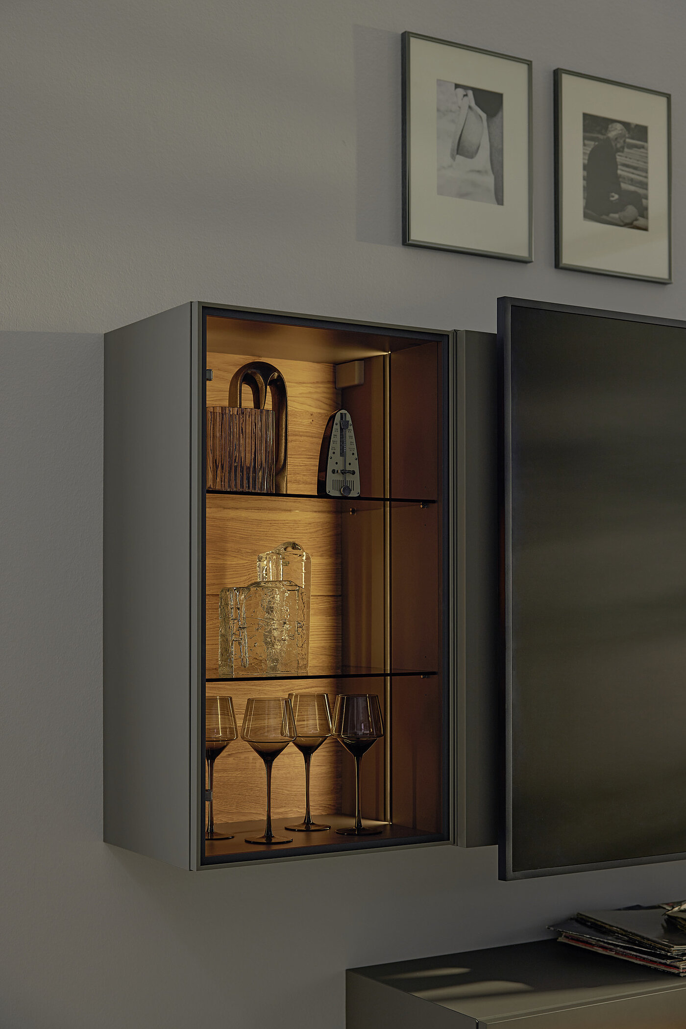 Wohmöbel Maestra Detail von Hängevitrine in Fb. Anthrazit von Musterring Wohmöbel Maestra Detail von Hängevitrine in Fb. Anthrazit von Musterring