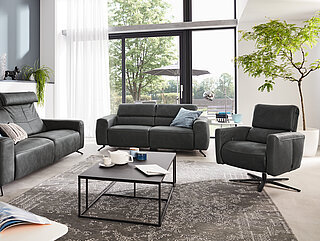 Sofa 3-sitzig (3KV)
B 232, H 82/107, T 96, SH 45, ST 52-62 cm
in Echtleder  63/ Aurelia graphite, mit Kontrastnaht, breite Armlehne A, Metallfuß schwarz, manuell hochklappbare Rückenpolster