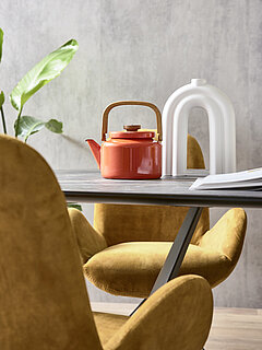 Esstisch (7015), Platte Keramik Rock schwarz gold (PG 1), ovale Form, Metallgestell Wange gerundet, pulverbeschichtet schwarz, ca. L 220, B 100, H 76 cm