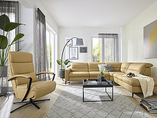 Ecksofa (Vorschlag 1A), bestehend aus Anreihsofa 3-sitzig (3L), Armlehne B links, Rundecke (RE), Anreihelement 1,5-sitzig (1,5AhoR), Anstellhocker rechts, Leder Vivre honey (PG 120), Alufuß schwarz, W014-M01, ca. 293 x 259, H 83, SH 48, T 107, ST 54 cm. Zubehör: Kopfteilverstellung (KV), H 105 cm, WallAway Funktion (WAH1), T 177 cm, Funktionsablage (FA), Aufklappfunktion (F) für (1,5AhoR), Rücken echt