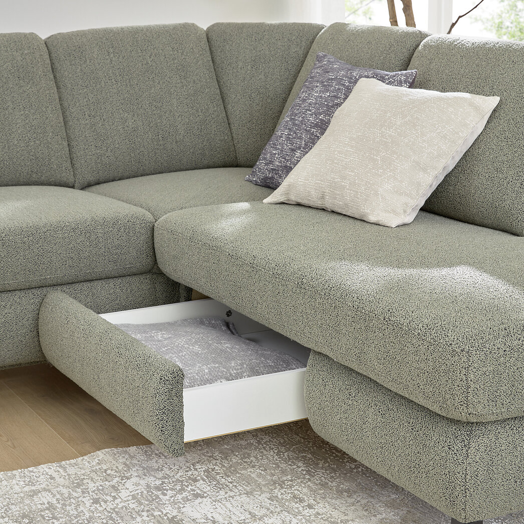 Funktionen MR 365 | Musterring Ecksofa in Stoff (PG 3, Loop green, 96 % Polyester, 4 % Polyacryl) bestehend aus Anreihsofa 2,5-sitzig (2516) Armlehne E links, mit Querschläferfunktion rechts, Ecksofa mit Stauraum, fester Hocker rechts (6010), Metallfuß schwarz matt, Schenkelmaß ca. 267 x 219, H 86, SH 47, ST 58 cm, Kopfstütze (9190) ca. B 50, H 15, T 14 cm