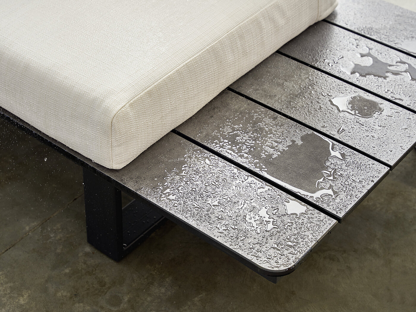 MR11026_1_Freilicht_Madeira - 15.jpg Madeira Loungegruppe Detail, Material HPL Beton