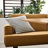 MR 2050 / T2050: Detail Armlehne / Bank B 220 mit Rücken- und Seitenteilin Echtleder Z 69/52 kurkuma (LK 50), Metallkufe F Q7 in M56 bronze