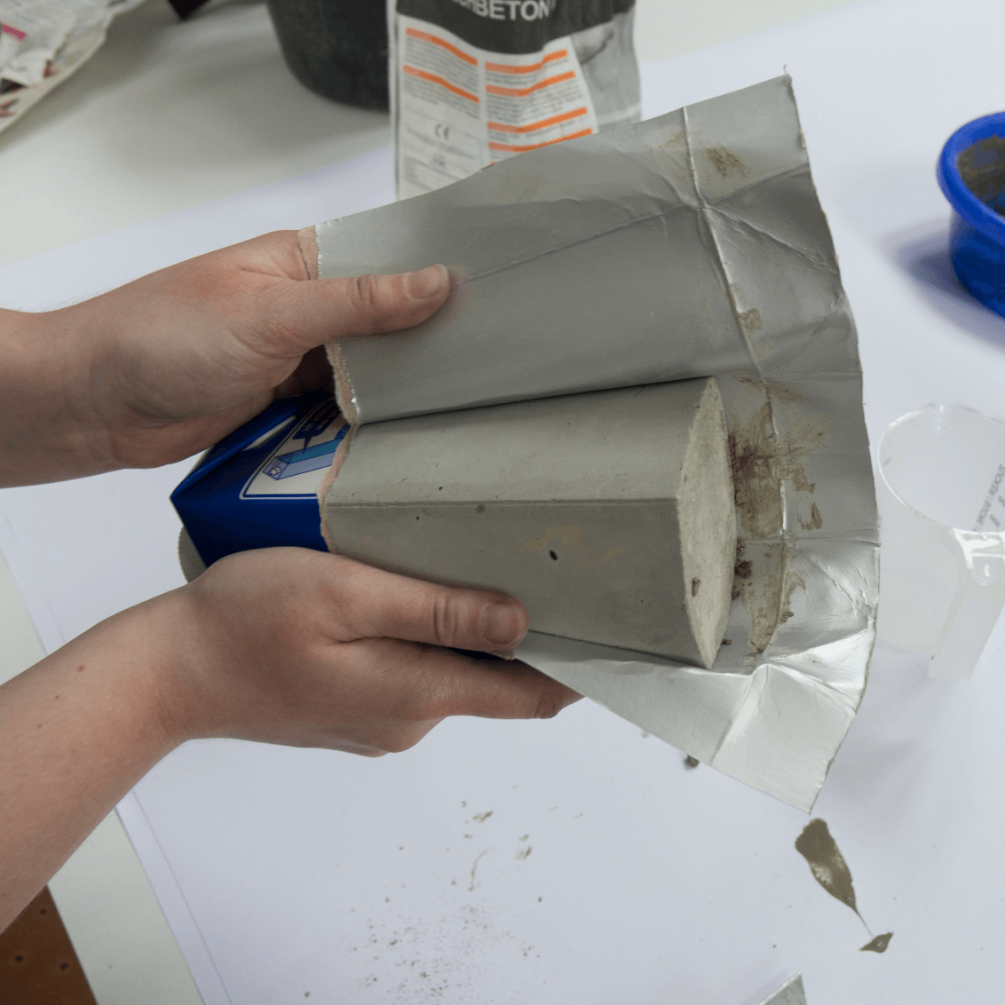 Accessoires aus Beton! Schritt 6, Verpackung vorsichtig einschneiden und langsam abziehen. Besondere Vorsicht ist bei den Verschlüssen geboten – diese können leicht abbrechen!