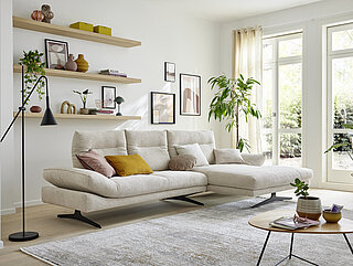 Ecksofa MR 2795 (Vorschlag 1A) mit Sitztiefenverstellung bestehend aus Anreihsofa groß, Seitenteil links (NL70L), Longchair rechts (KL10R), Stoff (SK20, z.B. S75/44 ivory, 61 % Polyacryl, 36 % Rolefin, 3 % Polyester), Metallkufe (FT9) in M99 schwarz, matt, ca. 322 x 165, H 93 cm. Zubehör: Kopfstützenverstellungen (KV1, KV2), Seitenteilverstellung für NL70L (SV1), Seitenteilverstellung für KL10R (SV1)