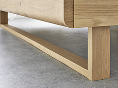 Malin: Fußteil mit Lisene, unten abgerundet, Kufe in Eiche