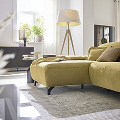 MR 370: Ecksofa (4629) bestehend aus Longchair links, Anreihelement medium und Anreihsofa medium 1,5-sitzig rechts, Stoff 24040 gelb JAB ANSTOETZ (PG JAB 2, 100 % Polyester), Armlehne A, Metallfuß schwarz, matt, ca. 180 x 280, H 83–105, SH 47, ST 56 cm 