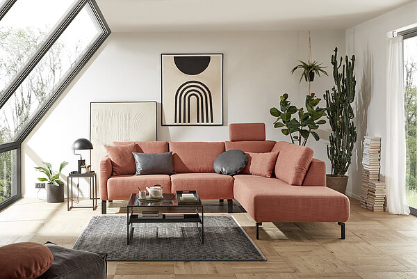 Ecksofa (90112) bestehend aus: Anreihsofa, 2,5-sitzig, Armlehne links,
Umbauecke, medium, fester Hocker rechts, in Stoff Picasso Peach, 100 % Polyester (PG 8) , Rücken hoch, Armteil 7, Metallfuß (710) schwarz matt, ca. 267 x 233, H 89,  SH 47, T 96, ST 55  cm, Kopfstütze XL (76360), ca. 50 x 25 cm
