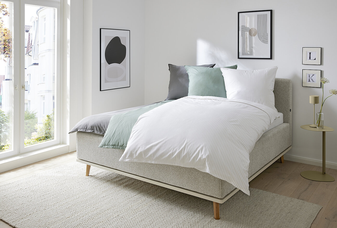 MR11622_D_MusterringHeimtextilien_Print - 15.jpg Bettwäsche Twist (77364-001-) mit Reißverschluss, Fb. weiß, (100 % Baumwolle (BCI)), Renforce, Kissen mit kleinem Stehsaum, Vorderseite bedruckt: feine Längsstreifen, Rückseite: einfarbig; Bezug bedruckt, Uniblock mit Biese, feine Längsstreifen, ca. 135 x 200 cm / ca.155 x 220 cm / ca. 80 x 80 cm