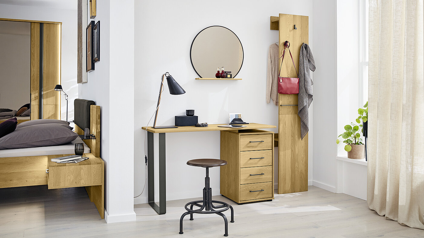 Frisier-/Schreibtisch (040), Fronten Eiche massiv, ca. B 125, H 75, T 47 cm, Hängespiegel (088), rund, mit Ablage, ca. 62 x 56 cm, Garderobenelement (251), Front Eiche massiv, ca. B 38, H 194, T 23 cm