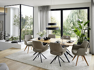 Esstisch aus Eiche, massiv und Schalenstuhl TARIO von Musterring