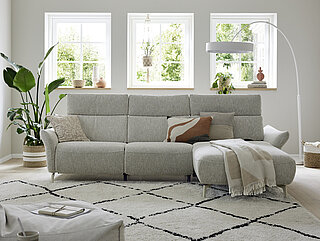 Ecksofa (Vorschlag 1A) mit Kopfpolsterverstellung bestehend aus Anreihsofa 2,5-sitzig, Armlehne links, Canape X, gerade, Armlehne rechts, Stoff (PG 20, z.B. Loft natur, 100 % Polyester) Metallfuß perlweiss, matt (W010-M17), ca. 275 x 177, H 98/114, SH 46, T 103, ST 56 cm. Zubehör: motorische Kopfpolsterverstellung (KVMo), WallAway (WAS1), 2 x Liegearmlehne (LAL), 1 x Rücken echt