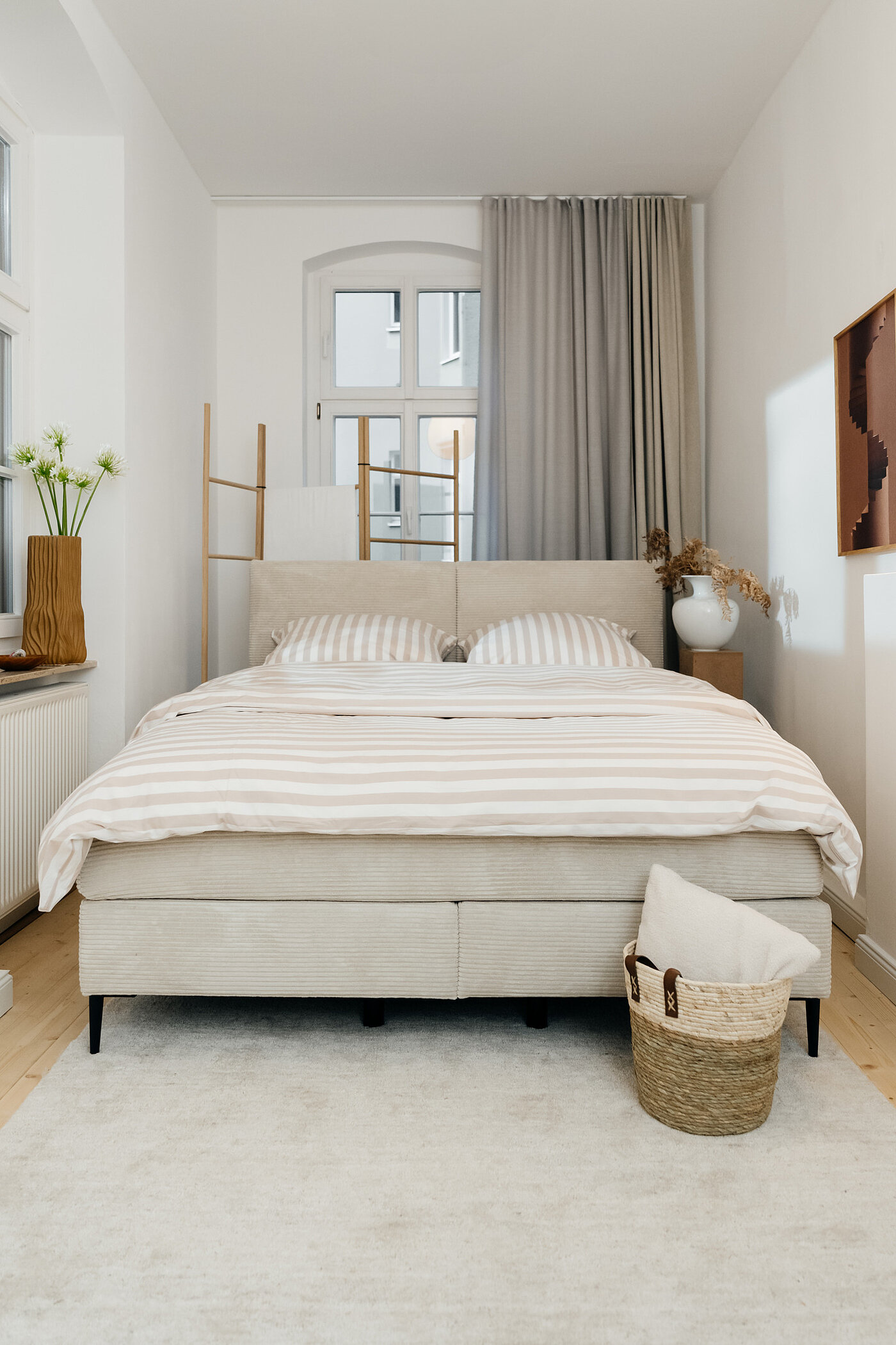 MR11348_C_Eforma - 15.jpg Boxspringbett (0170326) Stoff 5207 creme (PG 1, 100 % Polyester), Kopfteil 1 (0155916), Rücken Spannstoff, BodyID Boxspring-Unterfederung fix mit Tonnentaschenfederkern, ca. H 20 cm, Stützfüße schwarz, schwebende Optik, Fußfreiheit ca. 15 cm, Designfuß D5 anthrazit, Classic TT Partnermatratze mit durchgehender Hülle (0158396), Stoff 5207, Härtegrade: medium / medium, ca. B 166, H 115, T 212 cm, Liegefläche ca. 160 x 200 cm