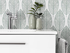 Bad Rimini: Mineralmarmor-Waschtisch Weiß BME013M81001, Waschtisch-Unterschrank W01013M7926 mit 2 Auszügen inkl. Kosmetik-Einsatz, ca. B 81/79, H 53, T 46 cm, Funktionsspiegel FEEN0118026 inkl. LED-Beleuchtung, ca. B 80, H 70, T 3 cm, Front Schneeweiß Glanz, Korpus Weiß Glanz, Akzentfarbe Oxid Dunkelgrau quer Nachbildung, Griff Quarzgrau matt, Gegen Aufpreis: Handtuchhalter HHWE2-325, Waschtischarmatur (Achtung: Die fotografierte Armatur wurde nicht aufgenommen. Siehe Preisliste!)