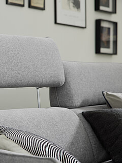 Detailbild der Kopfschütze vom Ecksofa MR 9440 (Vorschlag 1, M300BT270), Stoff (PG 3, z.B. Escana stone, 91 % Polyester, 9 % Viskose). Zubehör: 5 x E = ELEGANT, manuelle Verstellung der Kopfstütze, Z=ZEN, motorische Kopfteilverstellun