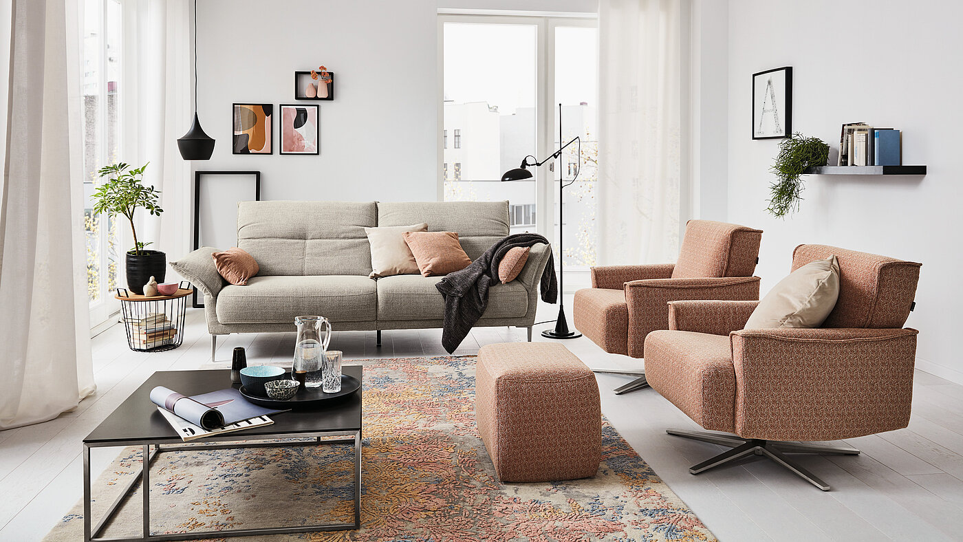 Sofa BB240
ca. B 240, H 78/93, T 103 cm
Stoff Rivoli Angora (PG 2), 100 % Polyester, Fuß P698 brushed, Sitzschaum Bultex, diverse Kissen: MR 9199-50, Stoff Velluti Naturel (PG 4), MR 9199-40, Stoff Rivoli Rose (PG 2), MR 9199-30, Stoff Ravenna Rose (PG 3)