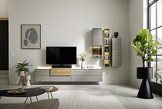 Sideboard Vorschlag 821-16-75-80-3L-1, Mattglas fango (PG 5) / Eiche massiv, gebürstet, ca. B 262, H 53, T 42 cm. Zubehör: Hängebeschlag (1), 3 x Klappe mit Push-to-open (PUSH), 3 x Schubkasten mit Push-to-open (PUSH), LED-Band für Oberboden (645), LED-Band für Oberboden (656), Soundbarhaube schwarz (680-00-00-3-0-00-0), TV-Halterung schwenkbar (685), Trafo und Fernbedienung (640)