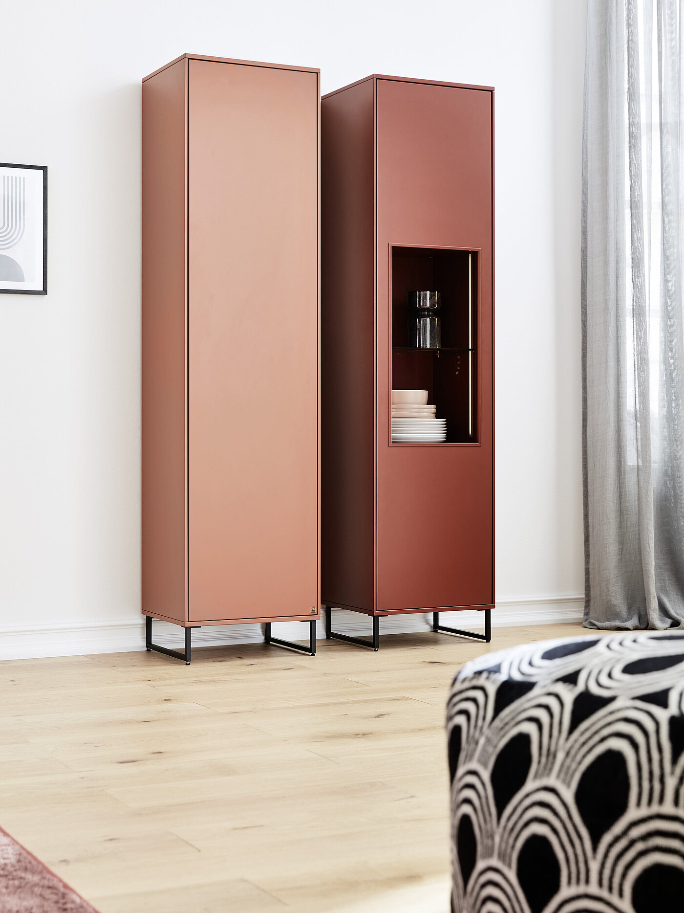 Kara-Frame
Vitrine Vitrine 60209 L, ca. B 47, H 190, T 40 cm, Kufen schwarz, Lack rosewood
Vitrine 60269 L, ca. B 47, H 190, T 40 cm, Kufen schwarz, Lack oxidrot