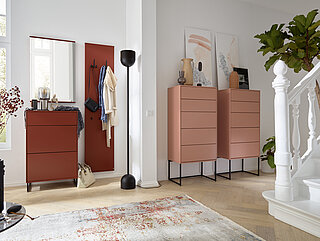 Dielenmöbel Kara-Frame Dielen (V 73946)Korpus/Korpushülle: Lack oxidrot (PG 2),Haken/Kufen schwarzca. B 121, T 40, H 197 cm