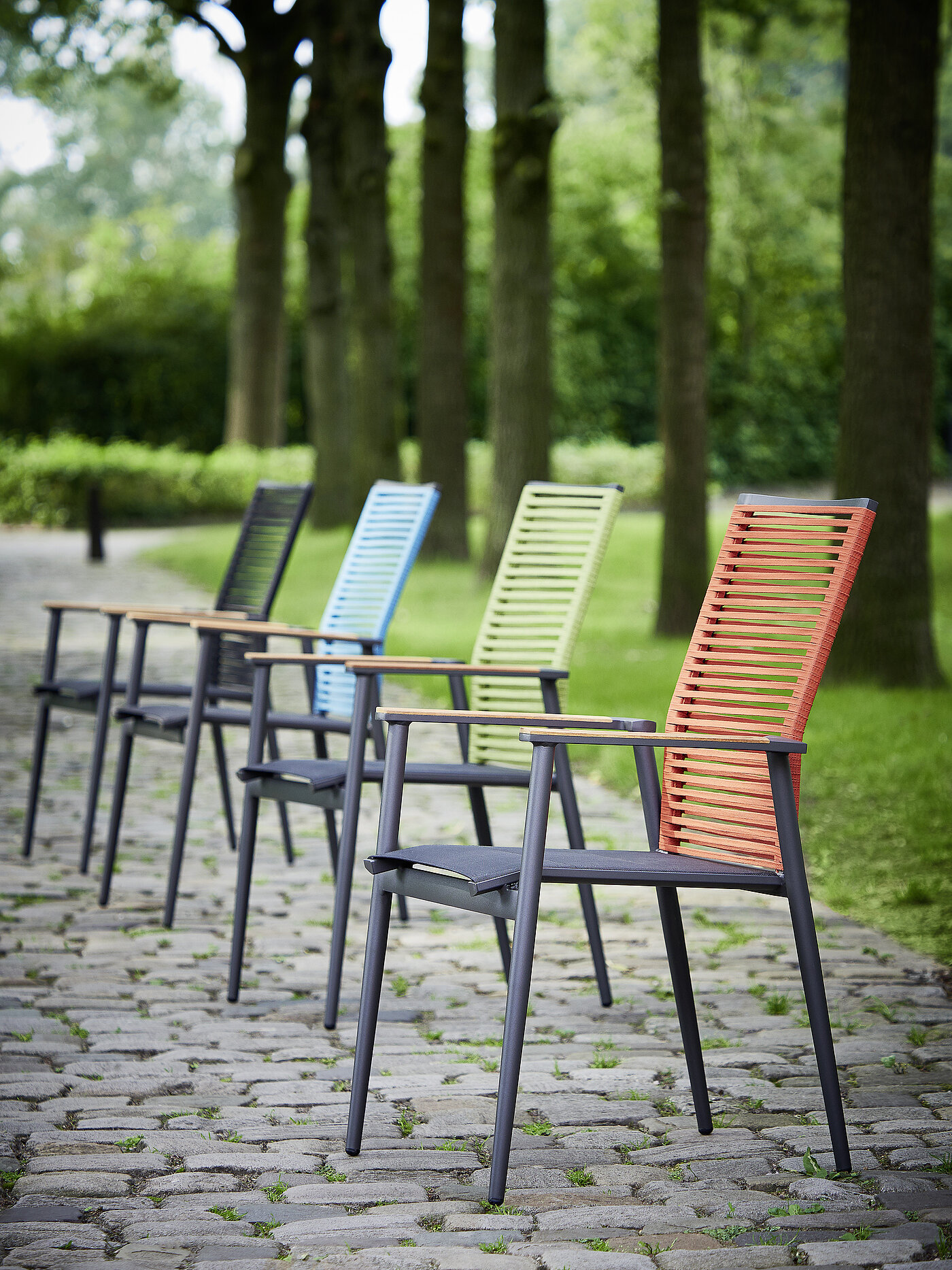 Gartenstuhl FREILICHT AMSTERDAM | Musterring Stuhl G802-100-...(Amsterdam), je ca. B 61, H 94, SH 45, AH 64 T 66, ST 46 cm, Gestell Aluminium pulverbeschichtet anthrazit, Sitz Textilene schwarz, Armlehnauflagen Teak massiv, Rücken ...-100 Kordelbespannung schwarz, ...-102 blau, ...-103 rot, ...-105 grün