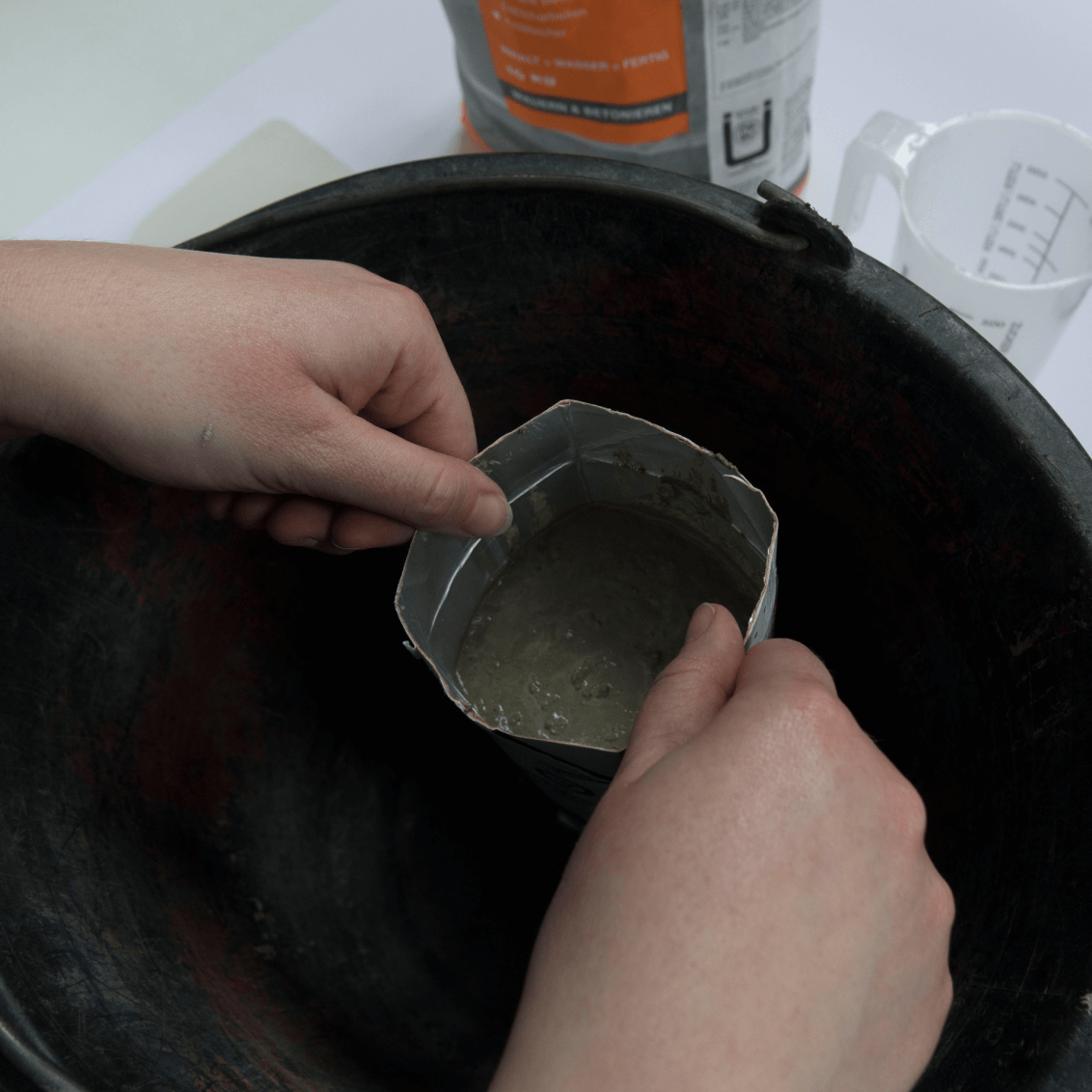 Accessories aus Beton! Schritt 4, Verpackung gut schütteln und auf den Boden klopfen, damit keine Blasen entstehen.