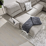 Sofa MR 1390: Detail: Canapé mit motorischer Verstellbarkeit bis zur abgeschrägten Liegeposition (CanMoLiL), Stoff BeReal stone (PG D, NS: 100 % Polyester, GS: 85 % Polyester, 15 % Lederfasern)