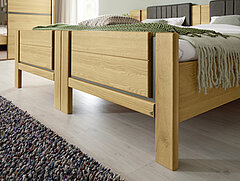 Sorrent: In Eiche teilmassiv/Absetzung Schiefer-Nachbildung, 2x Komfort-Einzelbett mit Stollenfußteil