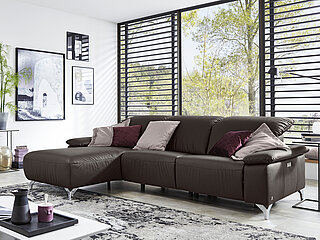 MR 370: Eckgruppe (8839) best. aus: Longchair, AL links, Anreihelement medium, 1,5-sitzig (Rücken Spannstoff), ohne AL, Anreihsofa medium, 1,5-sitzig (Rücken Spannstoff) mit vollmotorischer Relaxfunktion,  AL rechts (B) verstellbar , ca. 180 x 280 cm, H 83-105, SH 47, T 111-171, ST 56-104 cm, in Echtleder Bronco brown (PG B), Metallfüße chrombeschichtet, diverse Kissen. Eckgruppe ohne motorische Funktion (4629) / Eckgruppe mit teilmotorischer Funktion (4631)