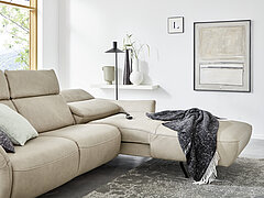Sofa MR 280: Ecksofa, bestehend aus Anreihsofa 2,5-sitzig (LKV), Canape (CanGXRKV),  Leder Cloudy pearl (PG 60), Metallfuß schwarz, Schenkelmaß ca. 275 x 177, H 98/114, SH 46, ST 56 cm, Optionale Funktionen: motorische Kopfpolsterverstellung (KVMo)Canape motorisch (CanMoLi)Wall Away (WAS1) motorische Sitz- und Rückenverstellungverstellbare Armlehnen (LAL)