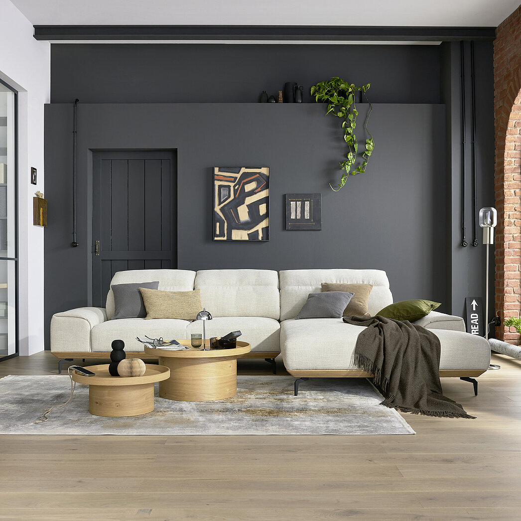 Ecksofa, bestehend aus Anreihsofa 2-sitzig, Armlehne links (N80L), Longchair, Armlehne rechts (K105R), Stoff S 43/43 creme (SK 20, 100 % Polyester), Sitzkomfort Federkern, Metallfuß (F C3), M99 schwarz, ca. 342 x 207, H 87, SH 46, T 103 cm. Zubehör: Kopfstützenverstellung (KV2), Kopfstützenverstellung (KV1), motorischer Sitzauszug (A02), Sichtholzsockel Eiche (SOE1)