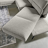 Ecksofa MR 6530, bestehend aus: Longchair li, Armlehne C, ca. B 104 cm, Anbauelement. B 200 cm mit Funktion (Drehfunktion des Sitzesund Rücken-/Neigungsverstellung), Rückenneigung für Longchair, Stoff Ascot, Fb. 909 taupe (PG 11), Fuß schwarz matt (15), Sitzkomfort Soft (SK66), Nahtausführung mit eingenähtem Boden, Rücken (05) aufklappbar nach oben und Kopfteil verstellbar