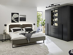 Deluxe Collection: Drehtürenschrank (74053), Griff: H7 schwarz matt / Push to open, PG 2: Lack schwarz / Lack schwarz Deepline, ca. B 272, H 235, T 62 cm. Zubehör: 4er-Set LED-Bodenbeleuchtung (93052), Deepline-Aufpreis bis 6,5 R/B 90(Front).