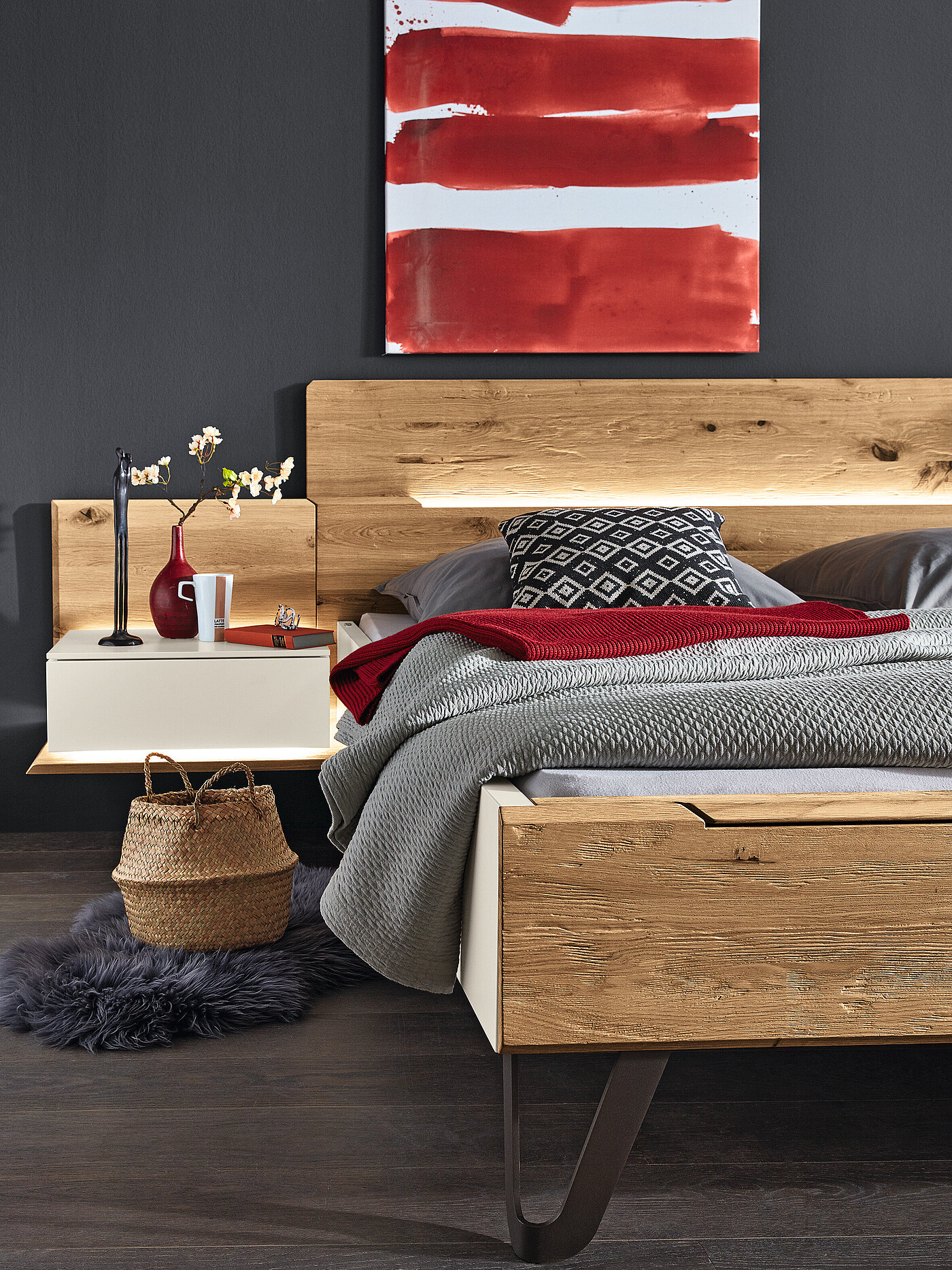 Kopf- und Fußteil, Ansatzpaneel mit Ablageboden, Aufsatzschubkasten
Lack weiß/Absetzung Wildeiche massiv