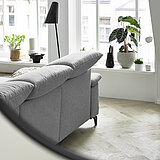 MR 370: Ecksofa (Vorschlag 4, 8838), bestehend aus Anreihsofa 1,5-sitzig medium, Armlehne links, mit vollmotorischer Sitz-, Rücken- und Kopfteilverstellung, Anreihelement 1,5-sitzig medium, mit manueller Kopfteilverstellung, ohne Armlehne, Longchair mit manueller Kopfteilverstellung, Armlehne rechts, Stoff Melrose platin (PG 2, 100 % Polyester), Sitzkomfort Soft, Metallfuß schwarz, matt, ca. 280 x 180, H 83–105, SH 47, T 111–171, ST 56–104 cm. Zubehör: Armlehne B, klappbar