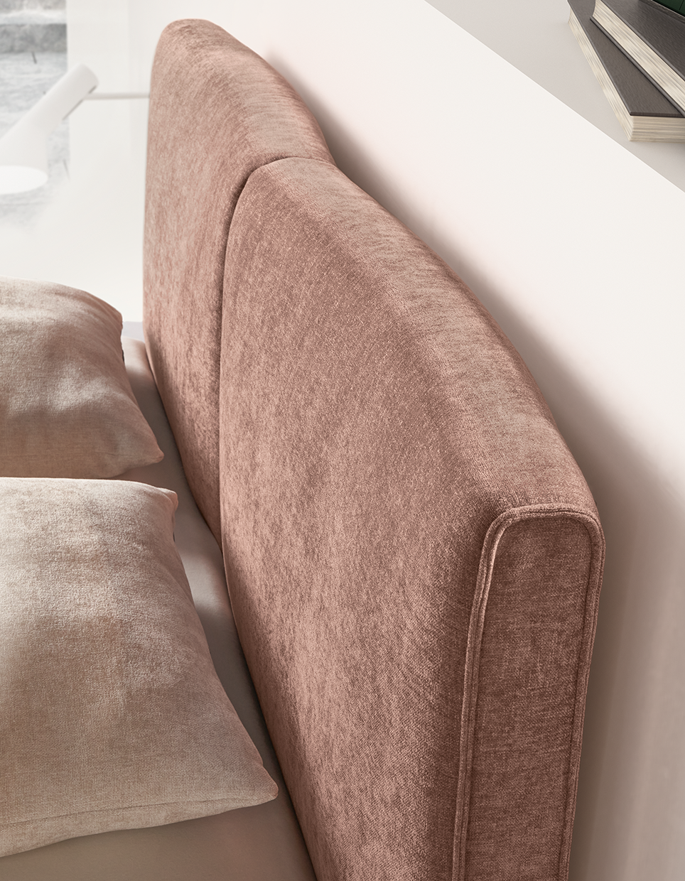 Detailaufnahme vom Kopfteil vom Polsterbett Bari in Fb. Rosa von Musterring