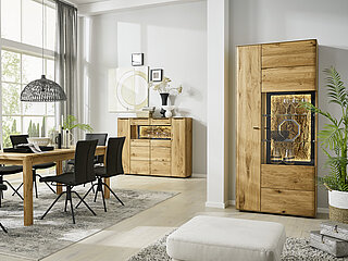 Puerto: Vitrine 152 304, ca. B 92, H 207, T 40 cm, Asteiche massiv, naturbelassen geölt