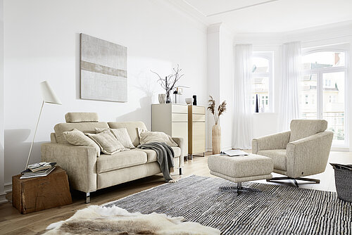 Sofa 3-sitzig (3002) ca. B 190, H 86, SH 47, T 95, ST 58 cm, Stoff 10071, hellbeige (JAB 1), 53 % Polyester, 40 % Polyacryl, 7 % Viskose, Sitzkomfort Federkern, Armlehne A, Metallfuß Chrom beschichtet, Kopfstütze (9190) ca. B 50, H 15, T 14 cm, Zubehör: Flatterkissen (7552) und Kissen (9002), Stoff 16070, weiß (JAB 1), Flatterkissen (7550) und Kissen (9205), Stoff 15070, weiß (JAB 1)