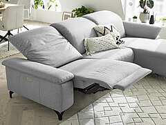 MR 370: Ecksofa (Vorschlag 4, 8838), bestehend aus Anreihsofa 1,5-sitzig medium, Armlehne links, mit vollmotorischer Sitz-, Rücken- und Kopfteilverstellung, Anreihelement 1,5-sitzig medium, mit manueller Kopfteilverstellung, ohne Armlehne, Longchair mit manueller Kopfteilverstellung, Armlehne rechts, Stoff Melrose platin (PG 2, 100 % Polyester), Sitzkomfort Soft, Metallfuß schwarz, matt, ca. 280 x 180, H 83–105, SH 47, T 111–171, ST 56–104 cm. Zubehör: Armlehne B, klappbar