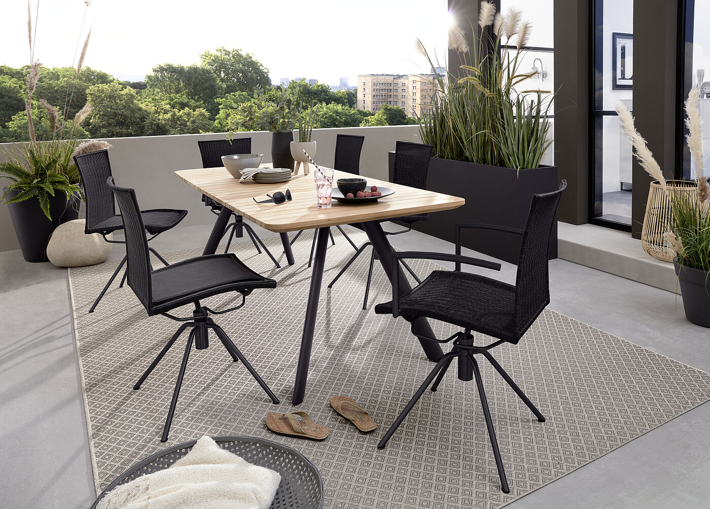 Tisch Schweden, Platte Teak massiv, natur, mit Facettenkante, 
Gestell Aluminium pulverbeschichtet, anthrazit, 
ca. 200 x 90, H 76 cm