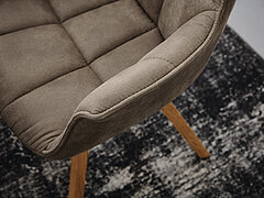 Esszimmer Tamina: Detail Sessel 4752-47-425ca. B 67, H 85, ST 43, T 60, SH 49, AH 68 cmStativ-Gestell Wildeiche massiv, geölt, Microfaser "Aberdeen stone"
