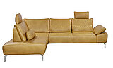 Sofa MR 270: Eckgruppe, bestehend aus: Anreihsofa 1-sitzig (AhoL 1,5), fester Hocker links Spitzecke (SEG), Anreihsofa 2,5-sitzig (2,5R), Armlehne rechts, Zubehör Optional: 3 x Nierenkissen groß mit einseitiger Steppung, 2 x Kopfstütze (KS), motorischer Sitzvorzug, Sitztiefenverstellung, Armteilverstellungca. 225 x 293, H 87, T 107, SH 46, ST 55-70 cmin Echtleder Cloudy kurkuma (PG 60), Metallfuß Hochglanz Stahl verchromt