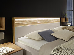 Detail vom Bettkopfteil vom Schlafzimmer Jörn in Wildeiche und Lack Champagner von Musterring